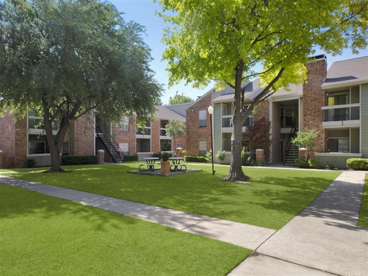 Bristol Apartments Dallas 1096+ for 1 & 2 Bed Apts