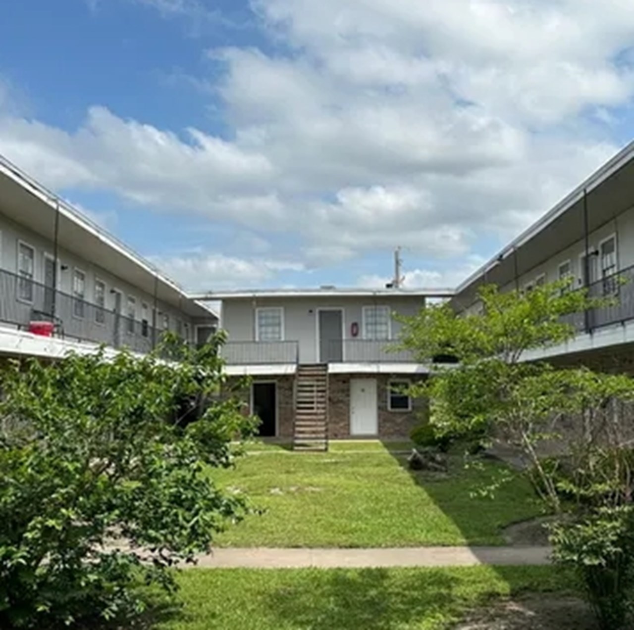 Las Brisas - Angleton, TX - Photo 1 of 8