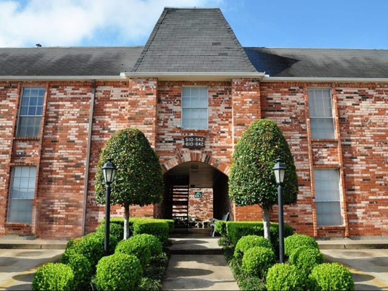 Stratford House - Houston, TX - Photo 1 of 15