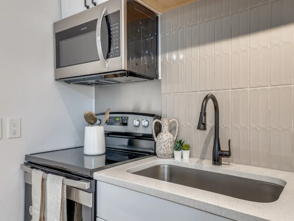 Parea Oak Lawn - Kitchen - Photo 8 of 12