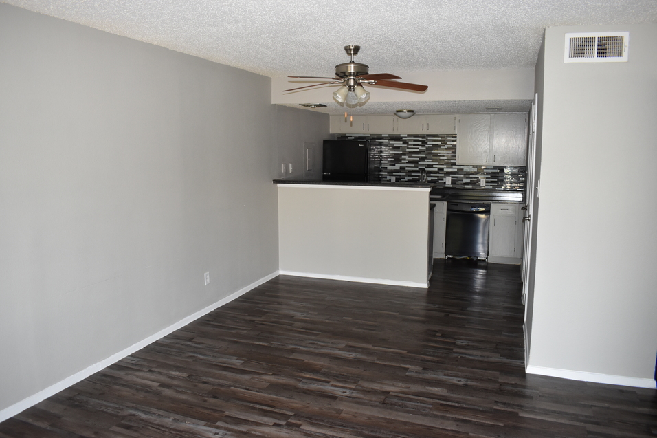 Sam Maverick - Dining/Kitchen - Photo 5 of 11