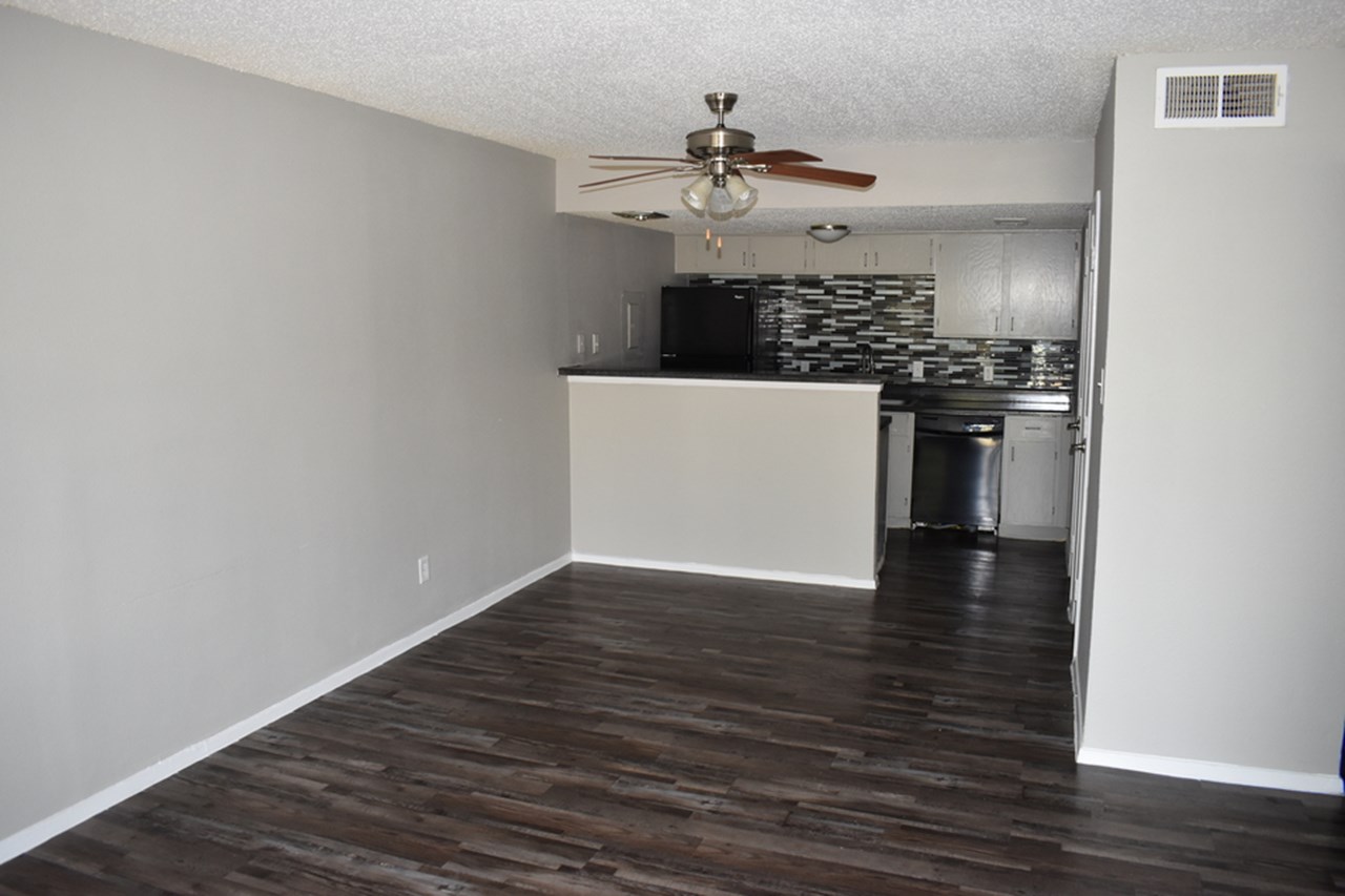 Sam Maverick - Dining/Kitchen - Photo 5 of 11