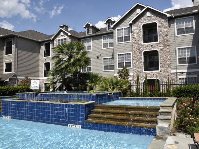 Club at Stablechase Apartment