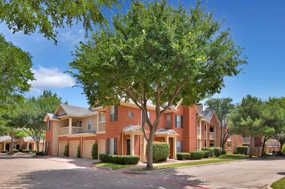 Saddle Brook Dallas 1536+ for 1, 2 & 3 Bed Apts