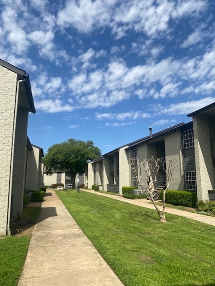 Courts of Bedford 1095+ for 1, 2 & 3 Bed Apts