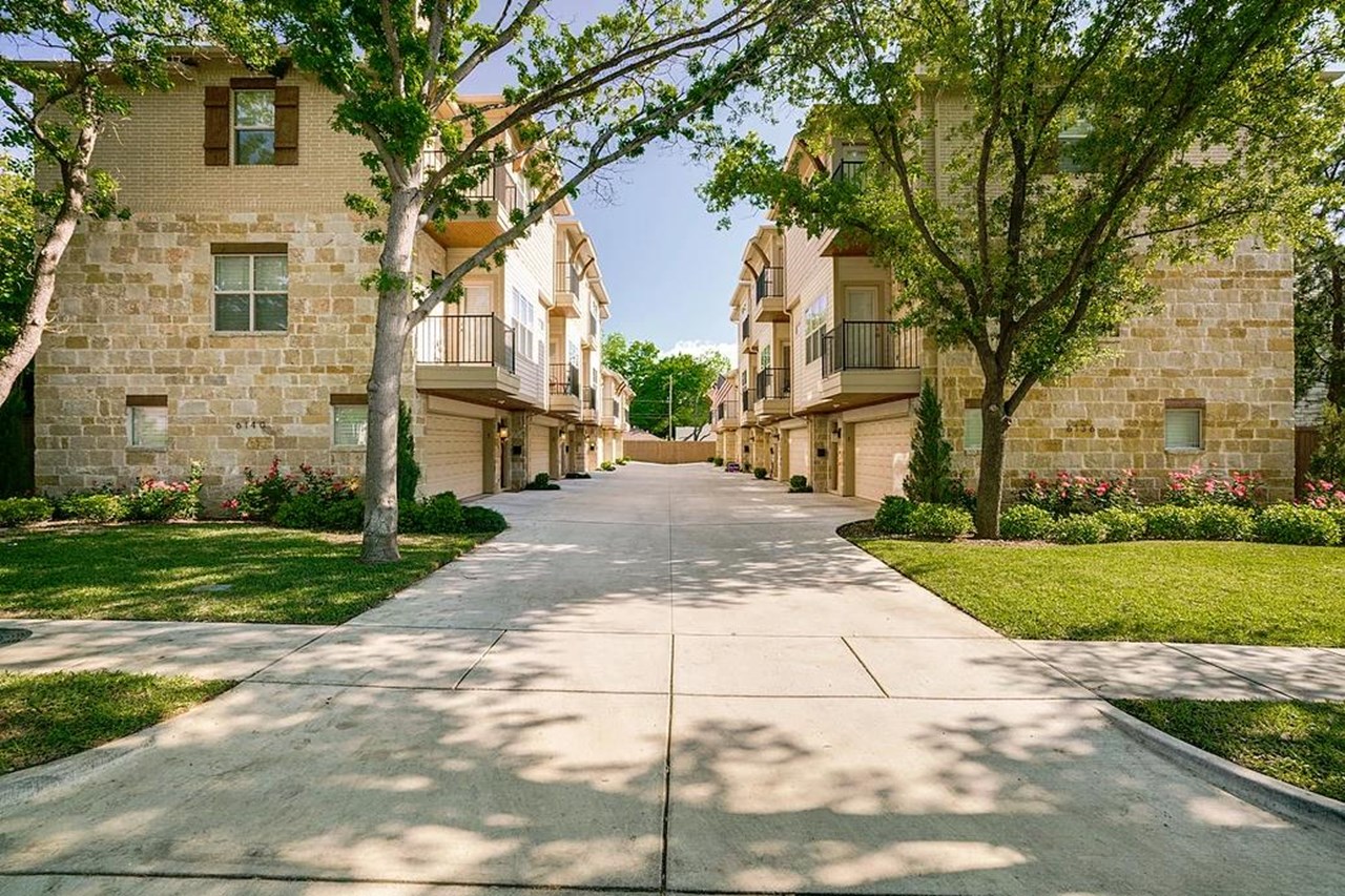 Rowe - Dallas, TX - Photo 1 of 5