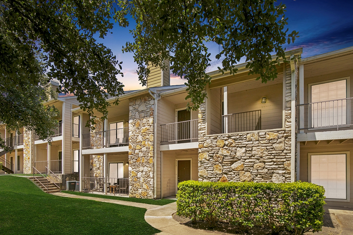Patten West Apartments Austin 989+ for 1 & 2 Bed Apts