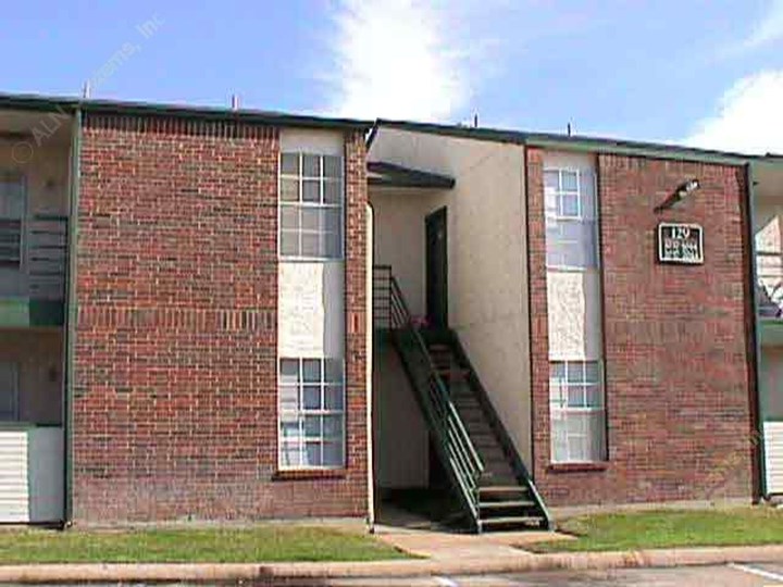 Holly Park Arlington 915+ for 1, 2 & 3 Bed Apts