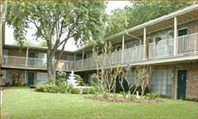 Courts at West University Apartment