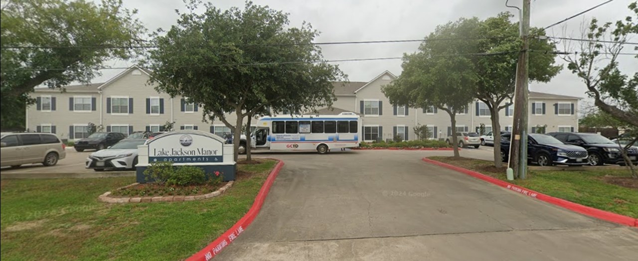 Lake Jackson Manor - Lake Jackson, TX - Photo 1 of 11