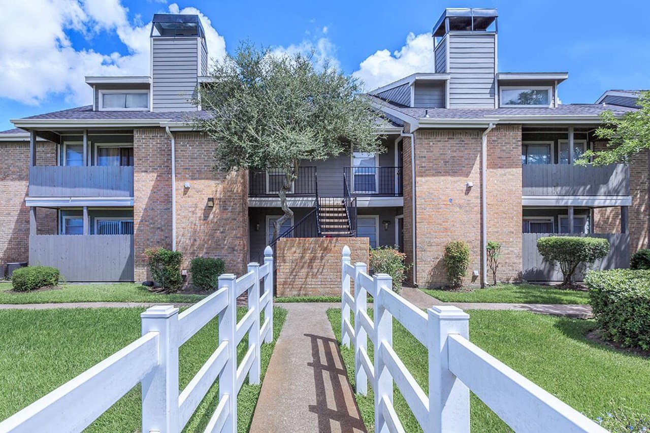 Angleton Manor - Angleton, TX - Photo 1 of 18