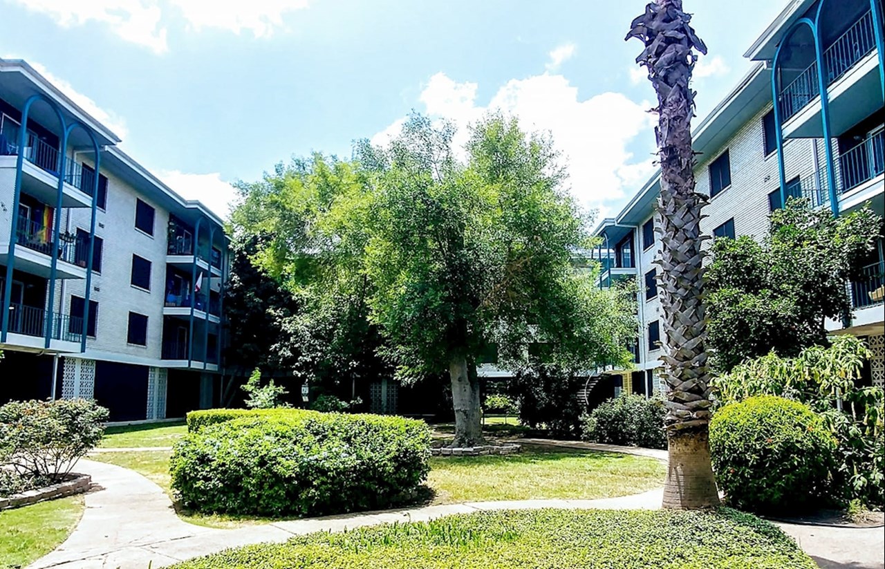 Beverly - Courtyard - Photo 5 of 25