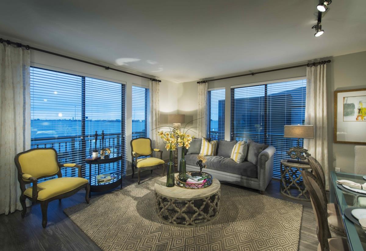 Everra Midtown Park - Living - Photo 6 of 12