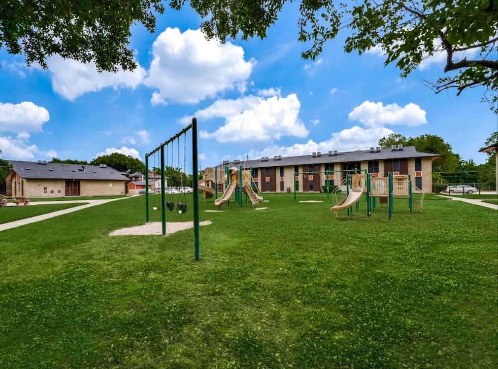 Maderas - Playground - Photo 2 of 7