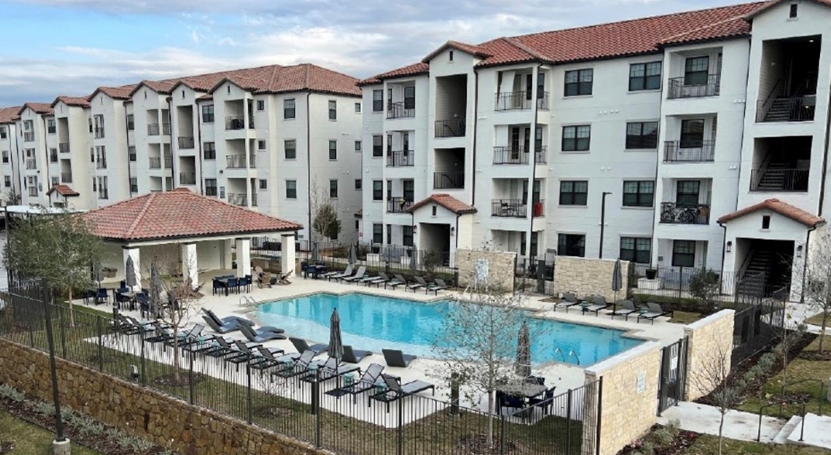 Carriage Homes on the Lake II - Pool - Photo 4 of 20