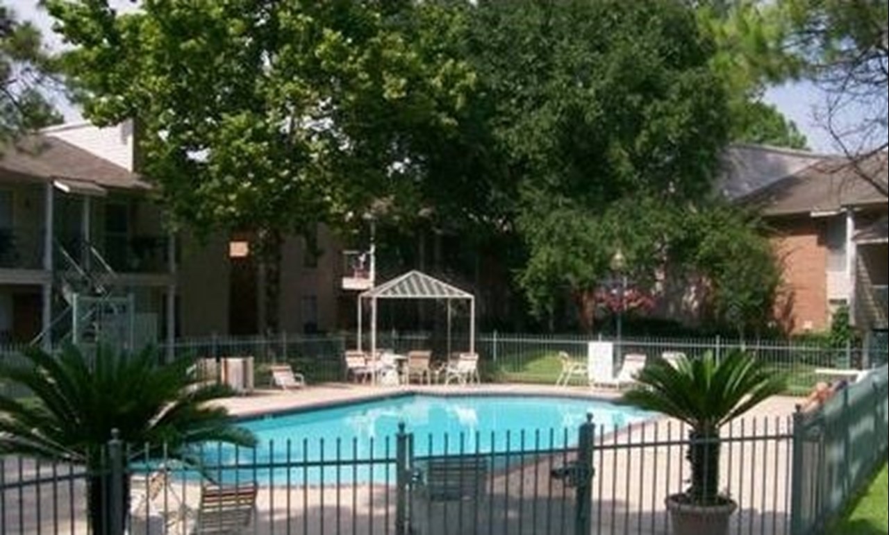 Silver Maples - Pool - Photo 4 of 5