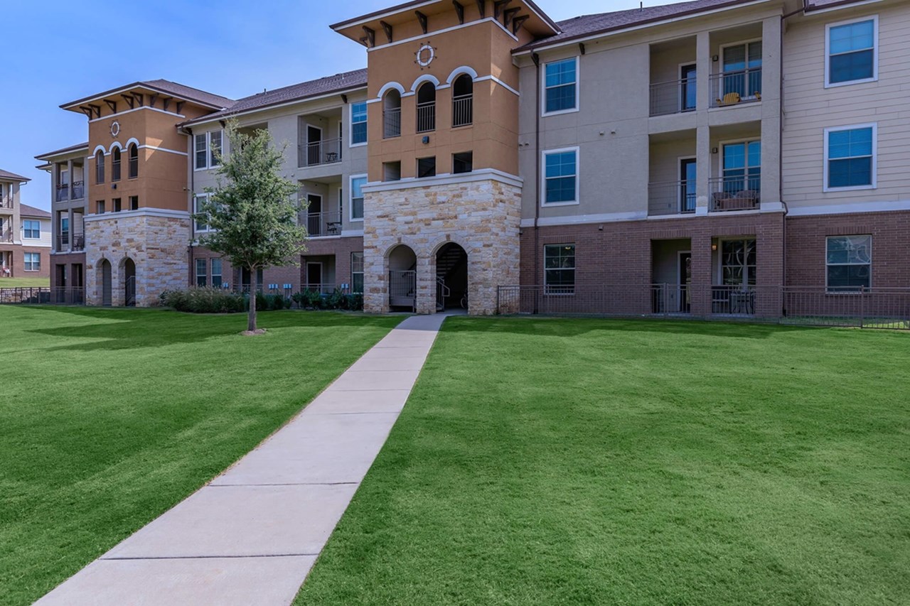 Vue Castle Hills - Lewisville, TX - Photo 1 of 36