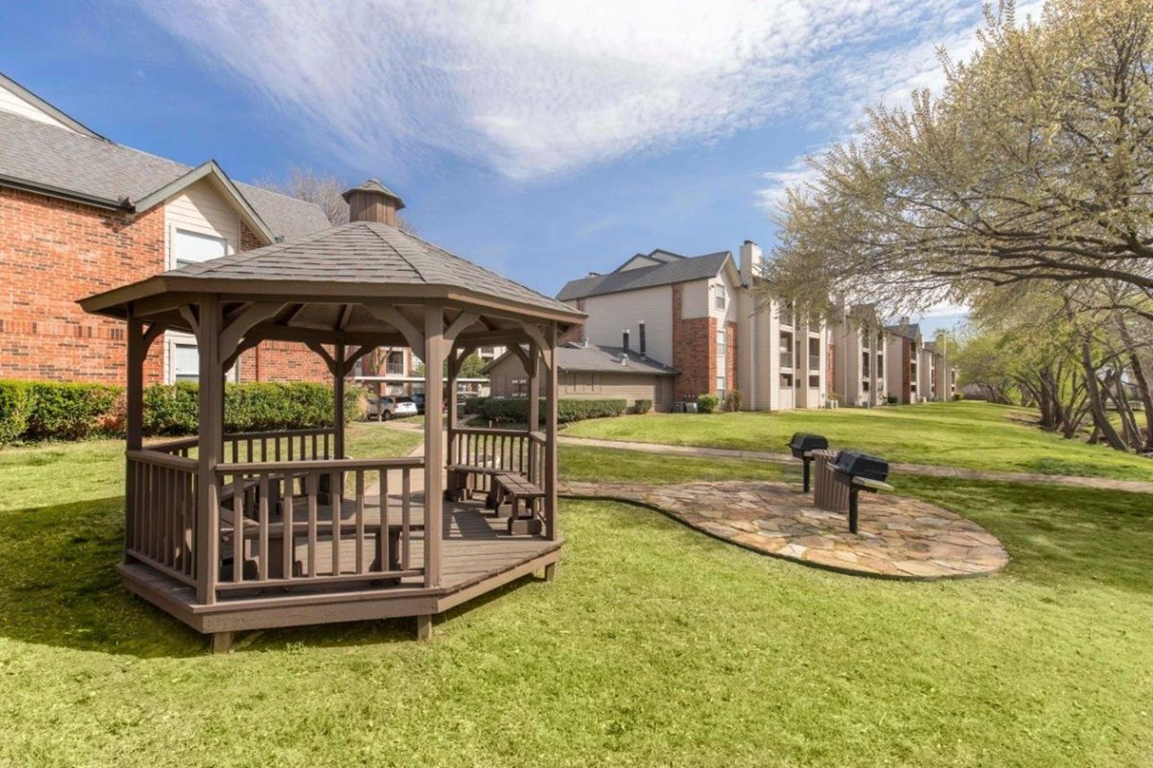 Huntington Glen - Bedford, TX - Photo 1 of 22