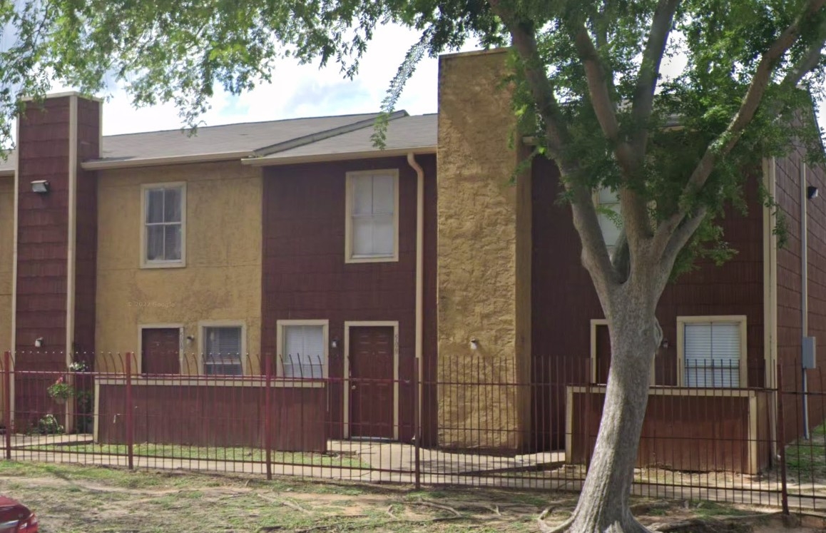 Whispering Oaks - Exterior - Photo 2 of 4