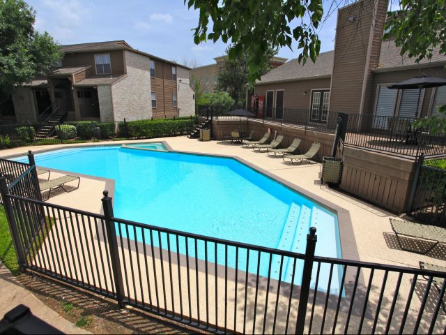 Shor on Clear Lake - Pool - Photo 7 of 25