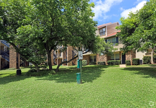 Fielder Crossing Condominiums - Courtyard - Photo 5 of 28