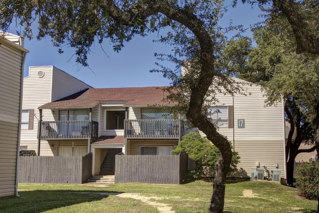 Broadway Oaks - San Antonio, TX - Photo 1 of 6