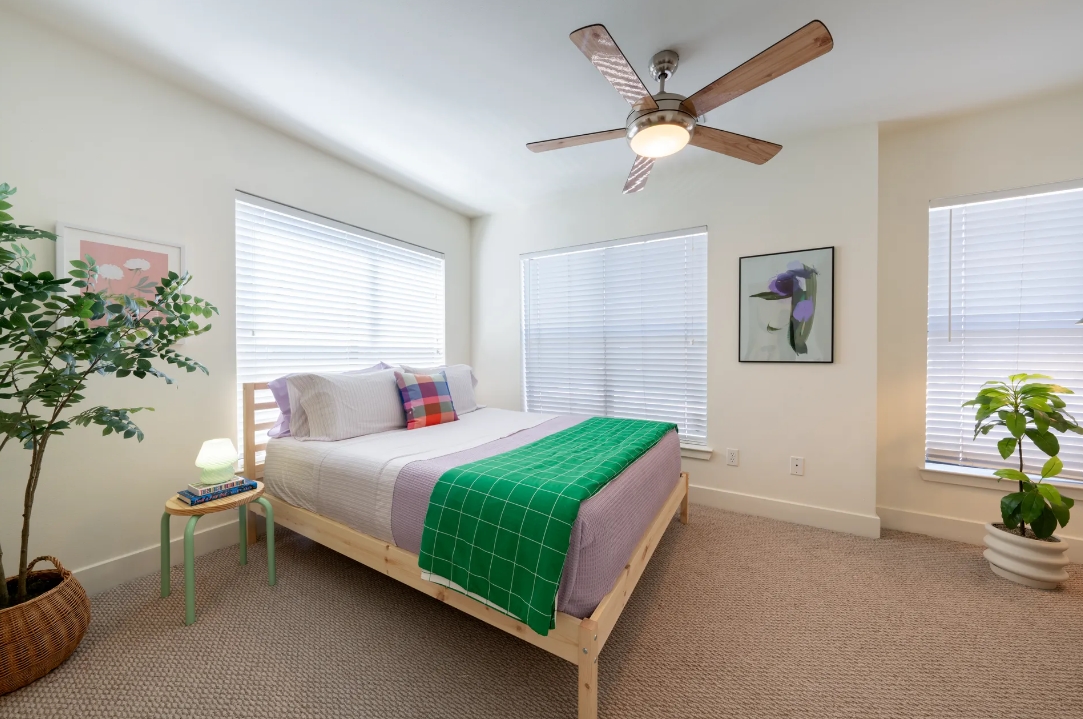 Buckingham Square - Bedroom - Photo 4 of 5
