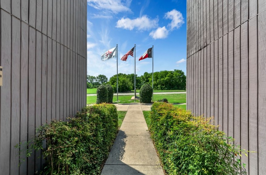 Arlington Park I & II - Exterior - Photo 3 of 12