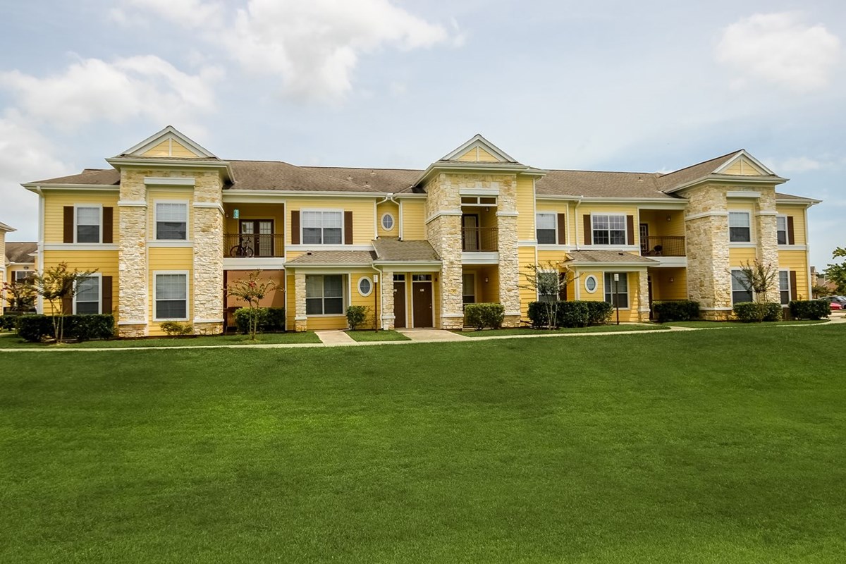 Edgewater Lake Jackson 949+ for 1 & 2 Bed Apts