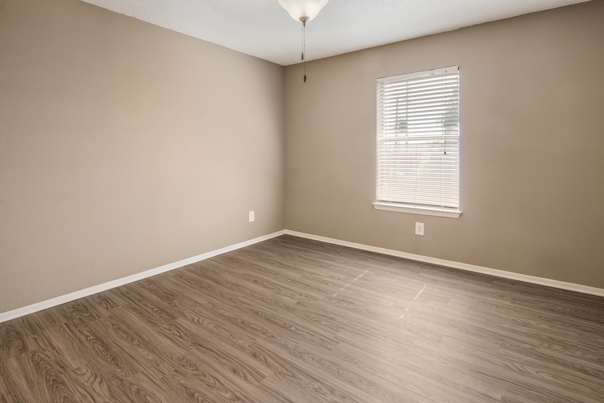 Creek - Bedroom - Photo 8 of 11