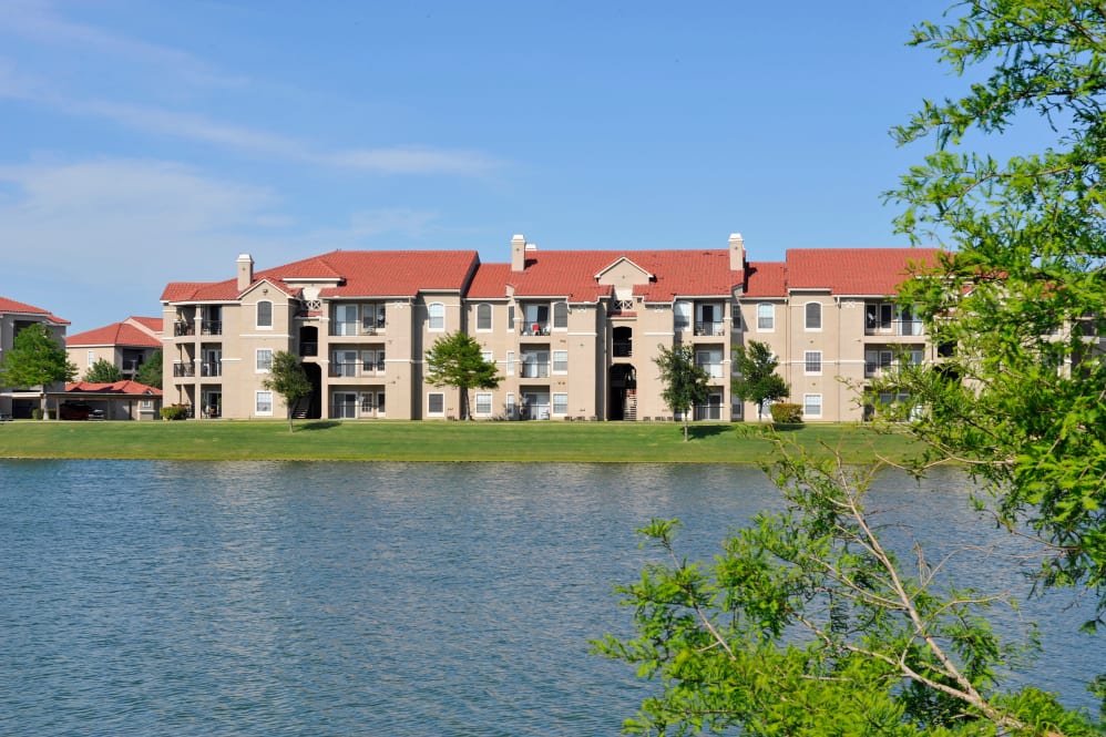 Crescent Cove at Lakepointe Lewisville 1326+ for 1, 2 & 3 Beds
