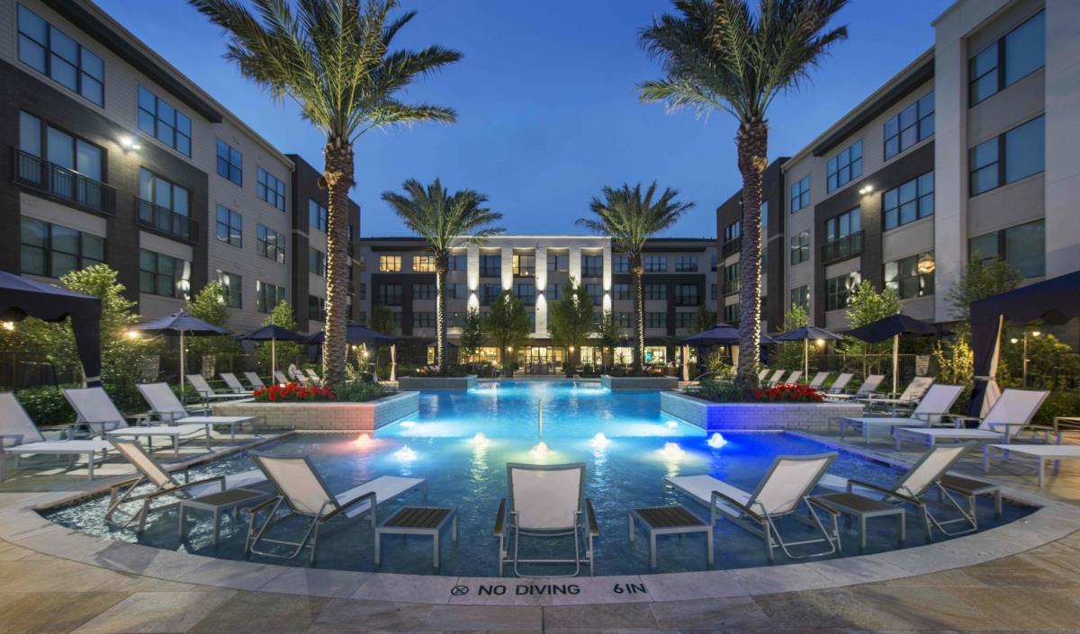 Everra Midtown Park - Pool - Photo 2 of 12