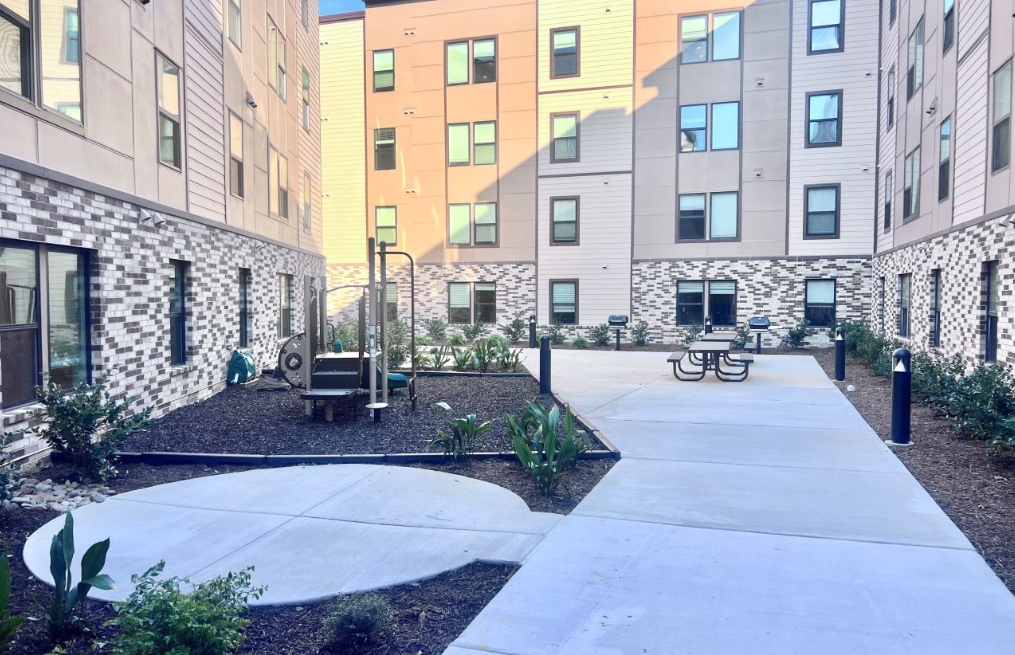 Clifton Riverside - Courtyard - Photo 4 of 6