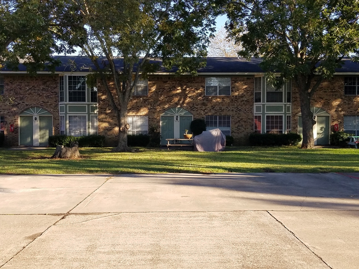 Garden Oaks Lake Jackson 955+ for 1 & 2 Bed Apts