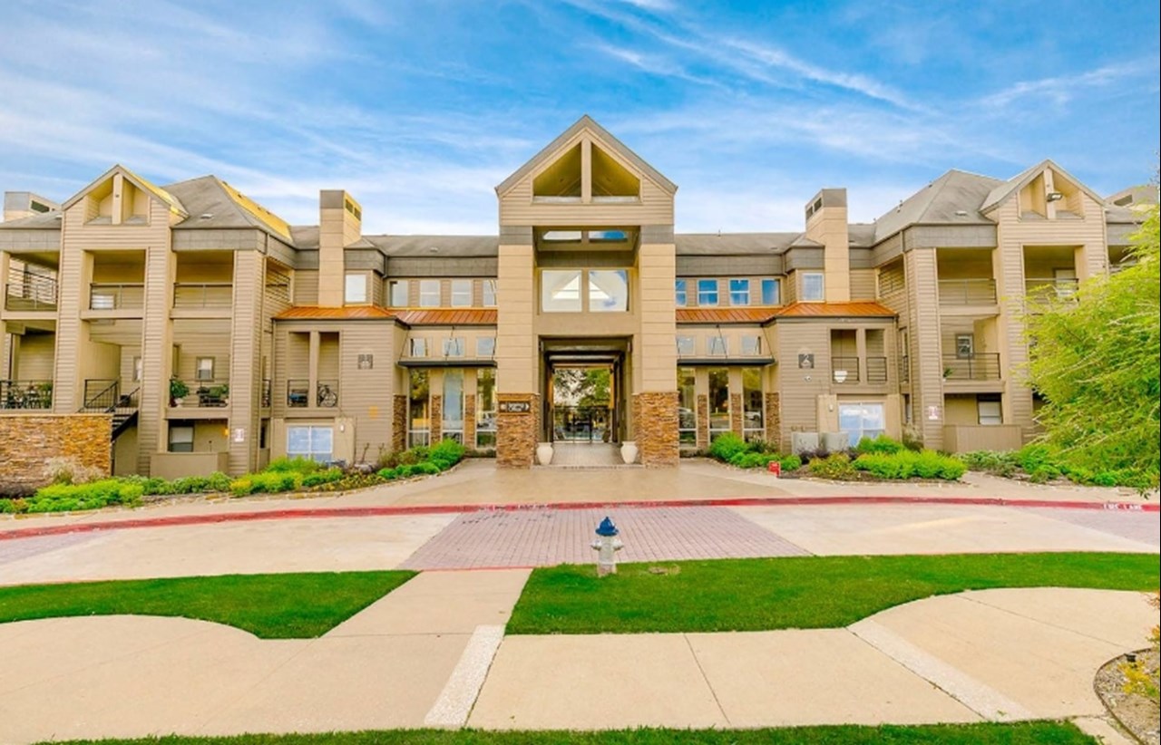 Oasis - Dallas, TX - Photo 1 of 24