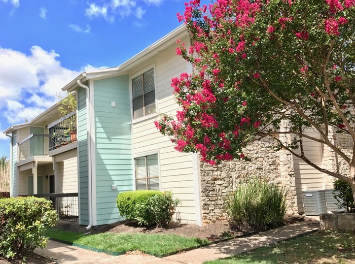 Summit at Hyde Park Austin 1122+ for 1 & 2 Bed Apts