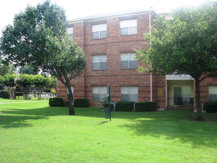 Seasons at Green Oaks Grand Prairie 1279+ for 1 & 2 Beds