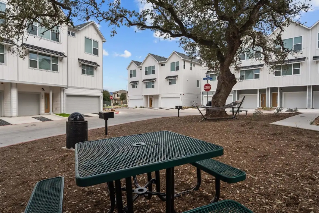 Villae ATX - Picnic Area - Photo 8 of 28