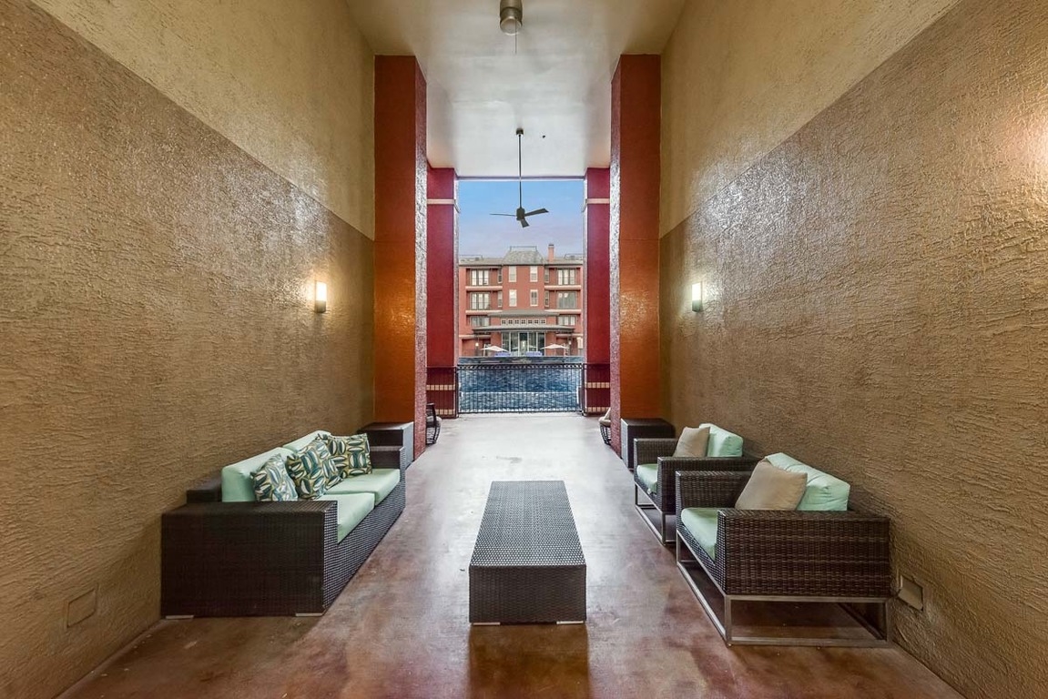Broadstone Paragon - Lounge - Photo 7 of 39