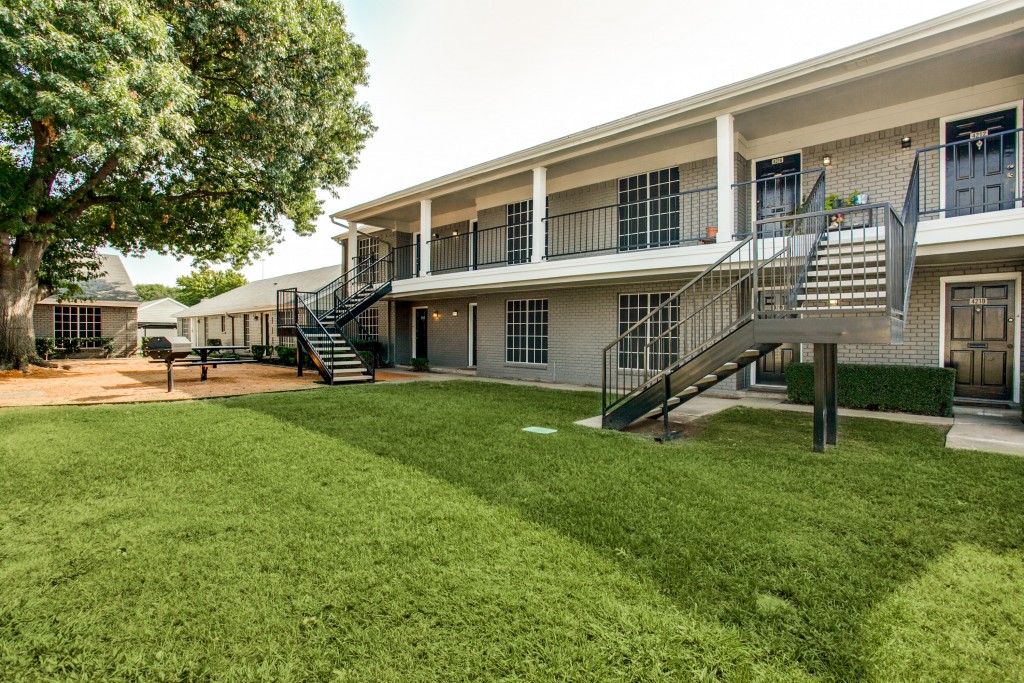 Courtyards on Glenview Apartment