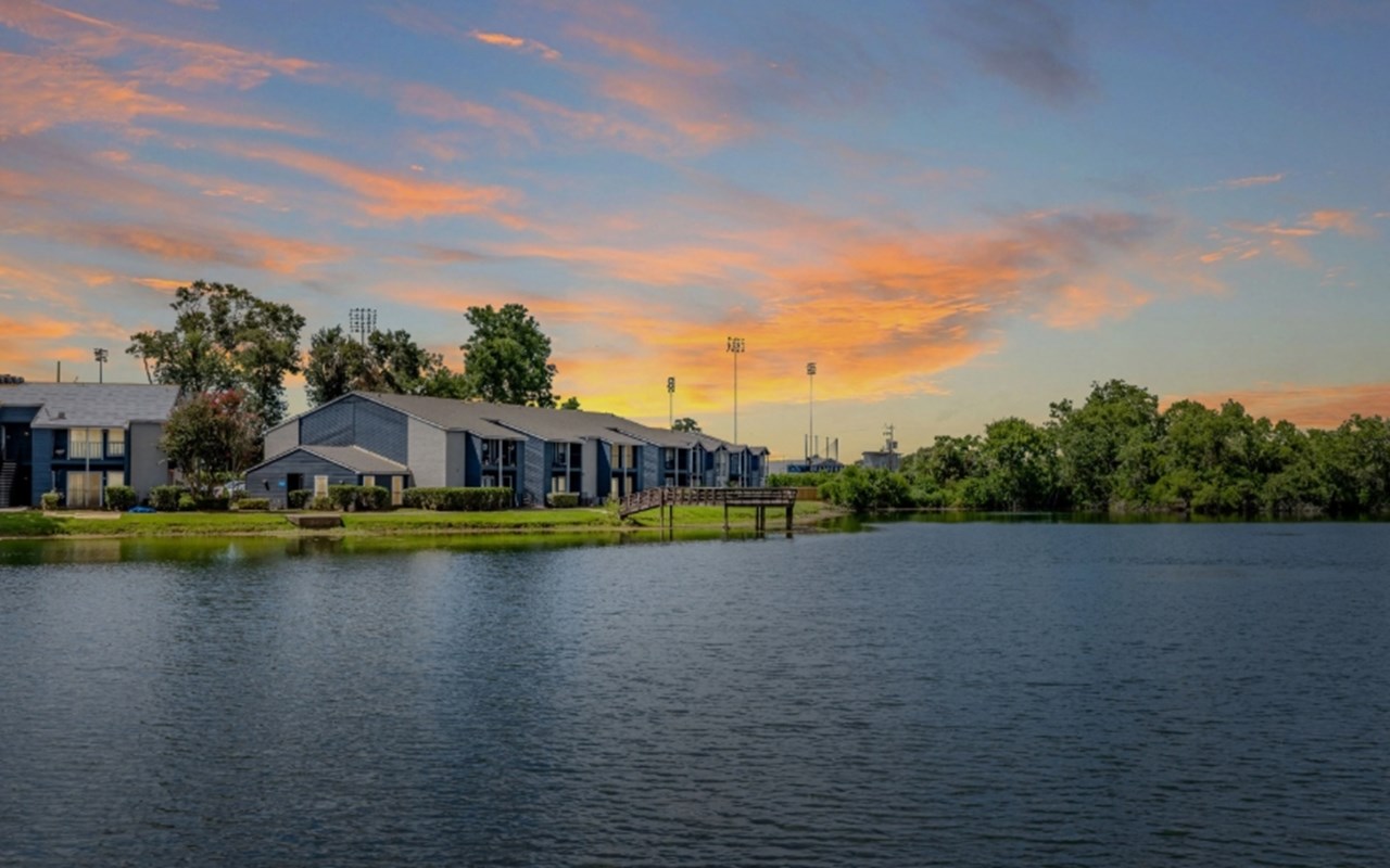 LakeVue - Clute, TX - Photo 1 of 17