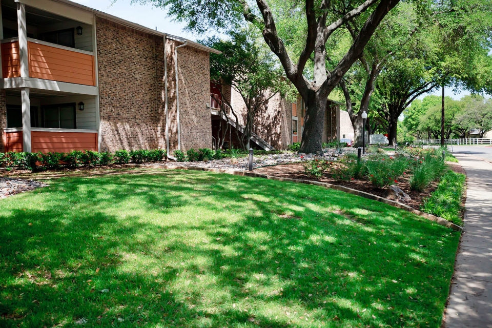 Adair II Off Addison Apartment