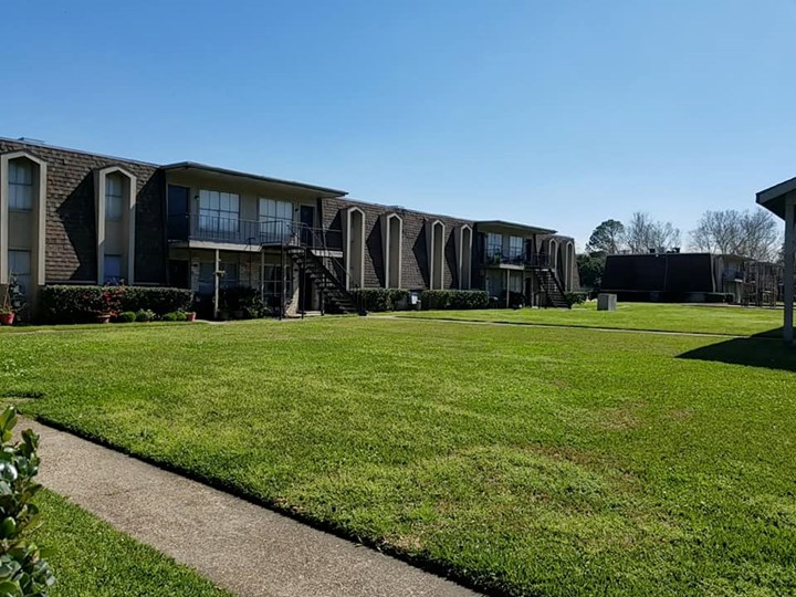 Oakwood Village Pasadena 925+ for 1, 2 & 3 Bed Apts