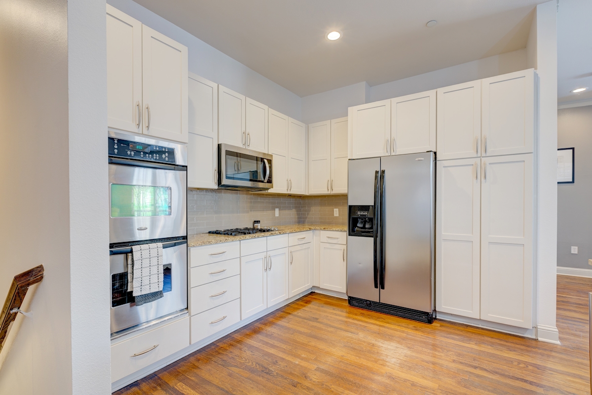 Alto Highland Park Brownstones - Kitchen - Photo 6 of 11