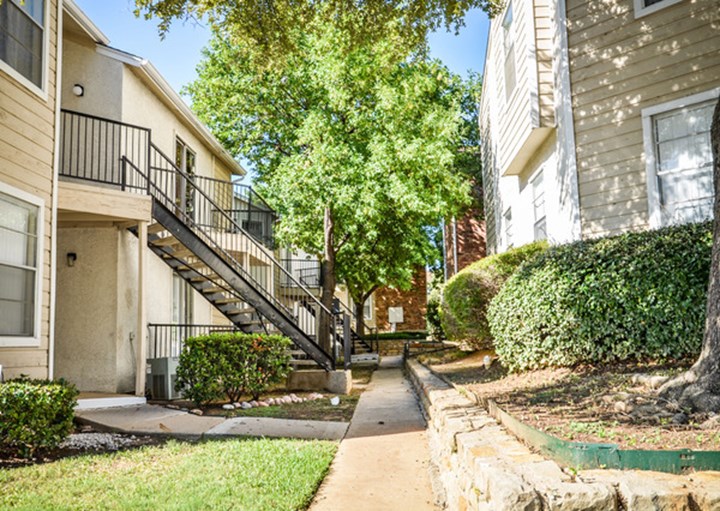 Summerwood Apartments Irving 990+ for 1 & 2 Bed Apts