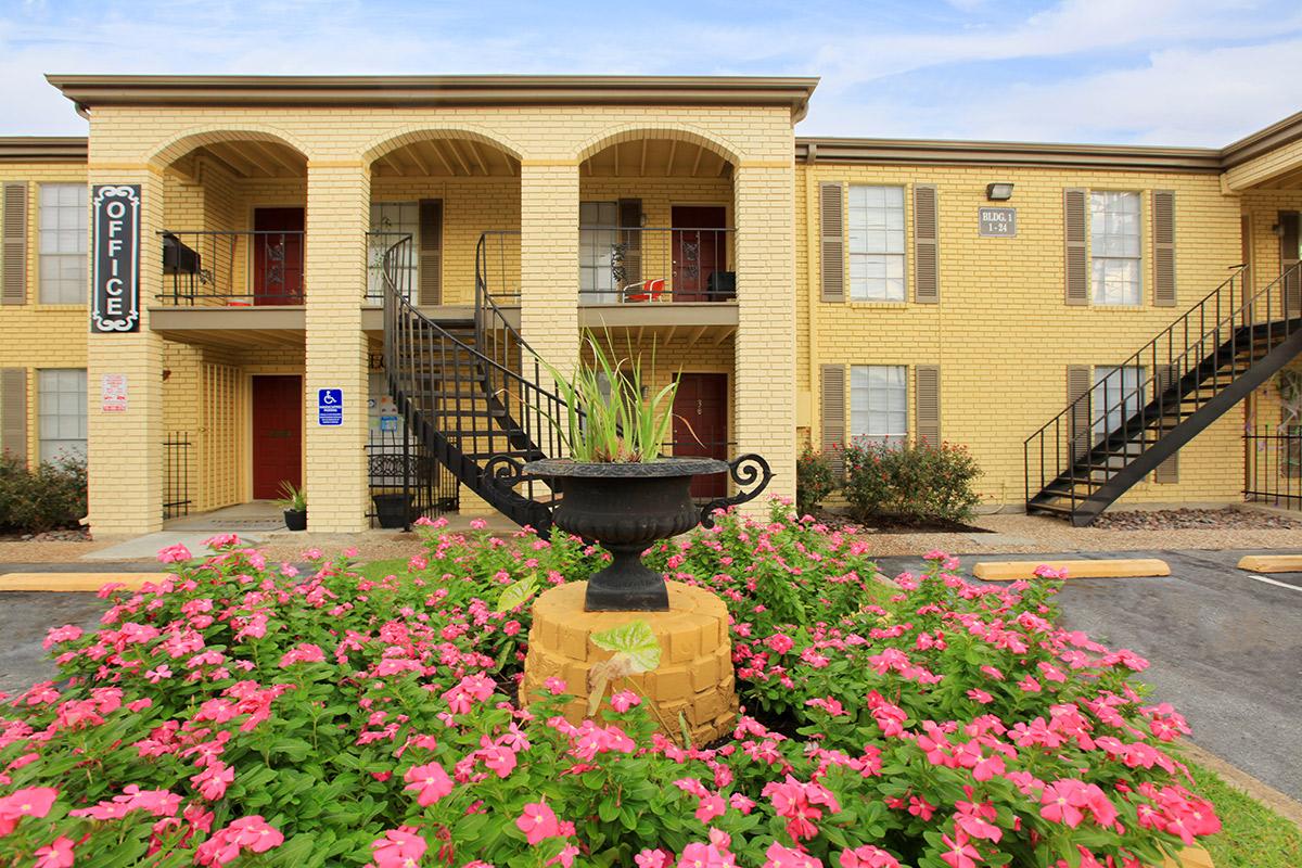 La Valencia Apartments Houston 690 For 1 2 Bed Apts