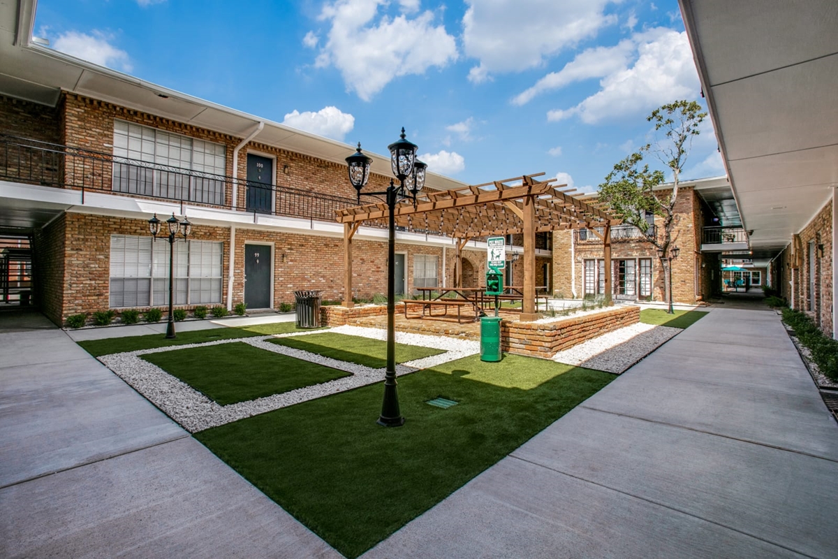 Bellaire Oaks - Courtyard - Photo 6 of 26