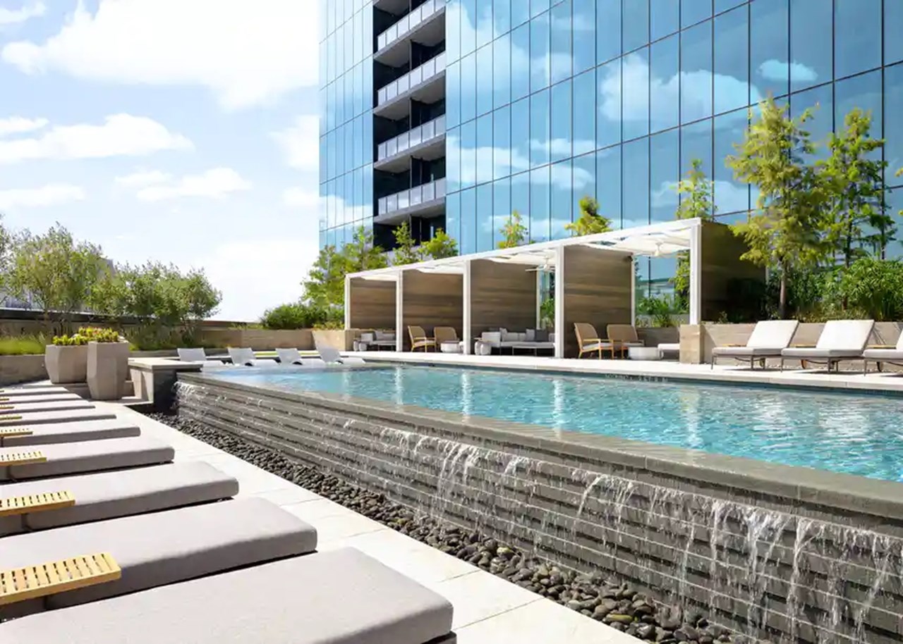 AMLI Fountain Place - Dallas, TX - Photo 1 of 10