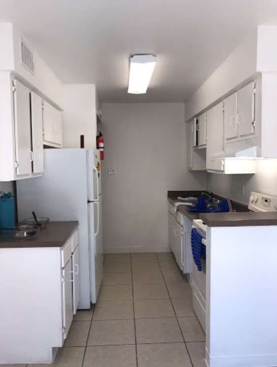 Inglewood Village - Kitchen - Photo 6 of 8