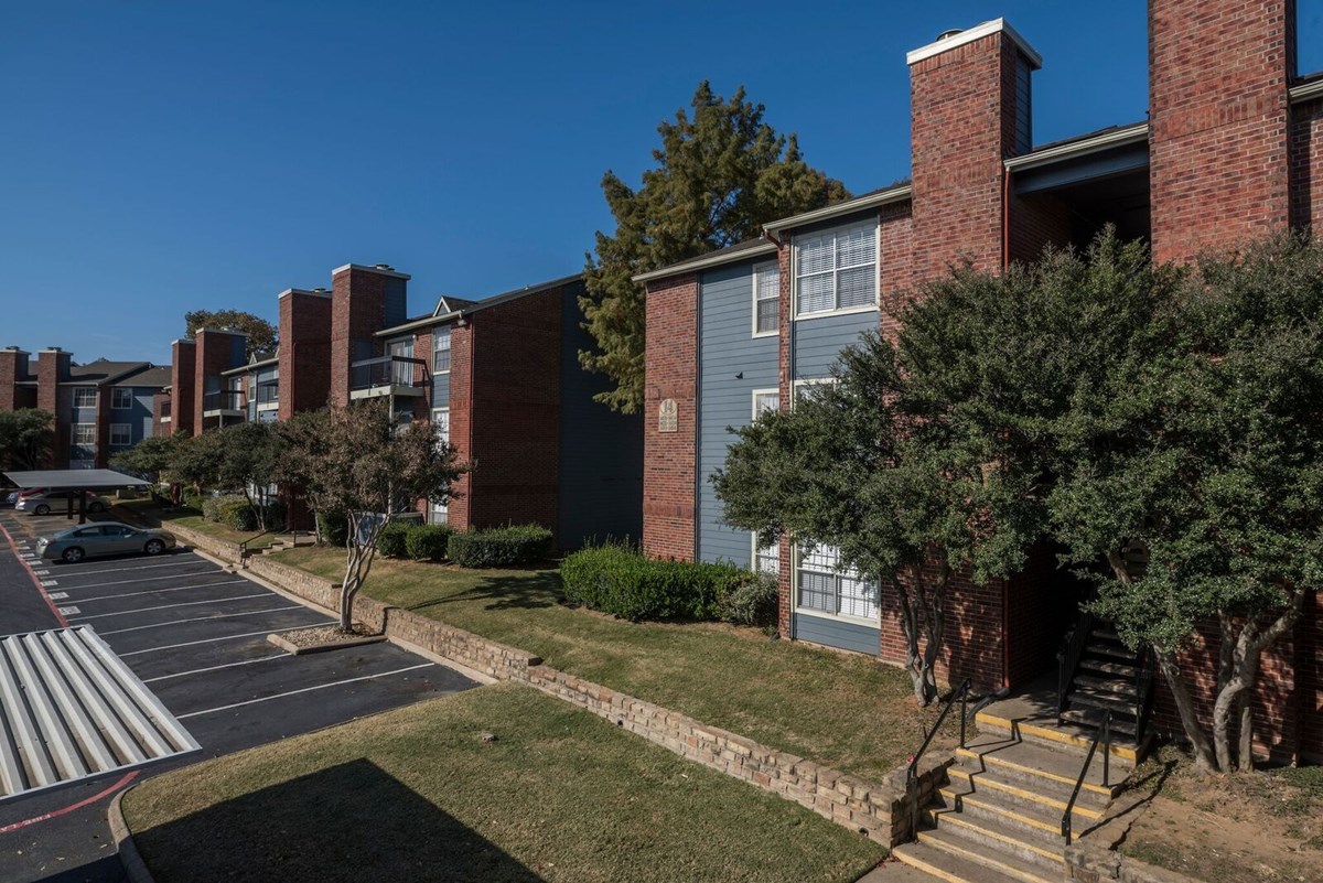 Oaks of Lewisville Apartments 915+ for 1 & 2 Bed Apts